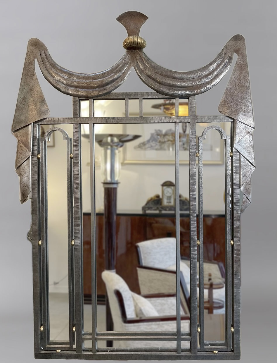 Important miroir en fer forgé et laiton à décor de draperie Hauteur : 170 cm - Largeur : 15 cm